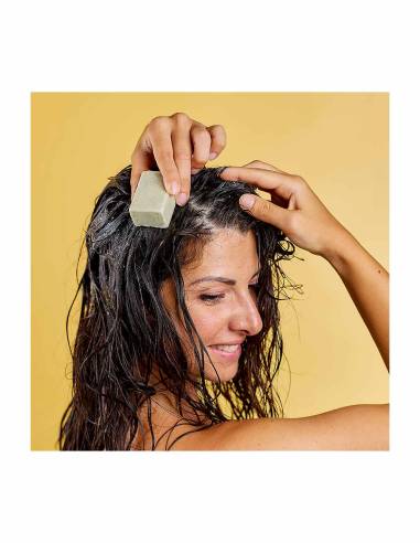 La Saponaria Shampoo Solido Bardana Bio e Spirulina Purificante Applicazione